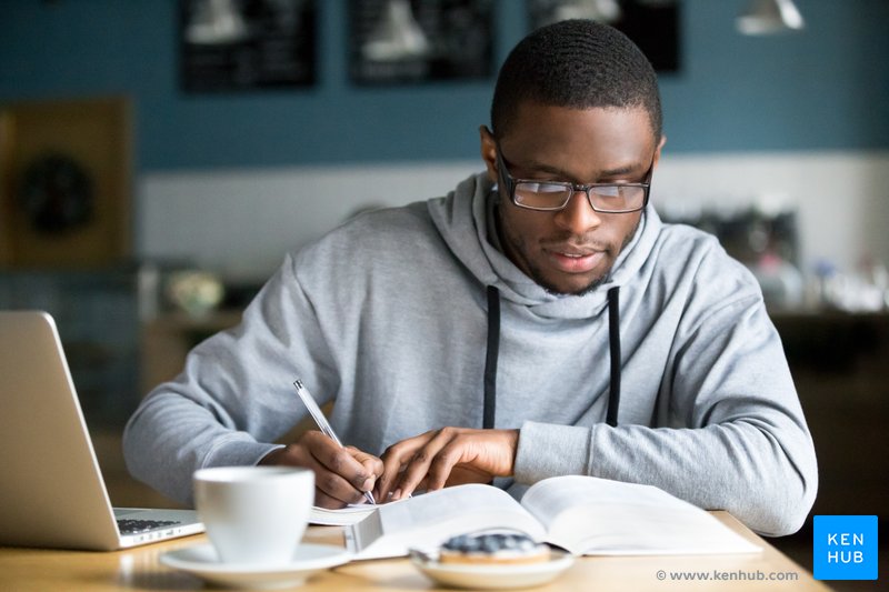 Étudiant prenant des notes