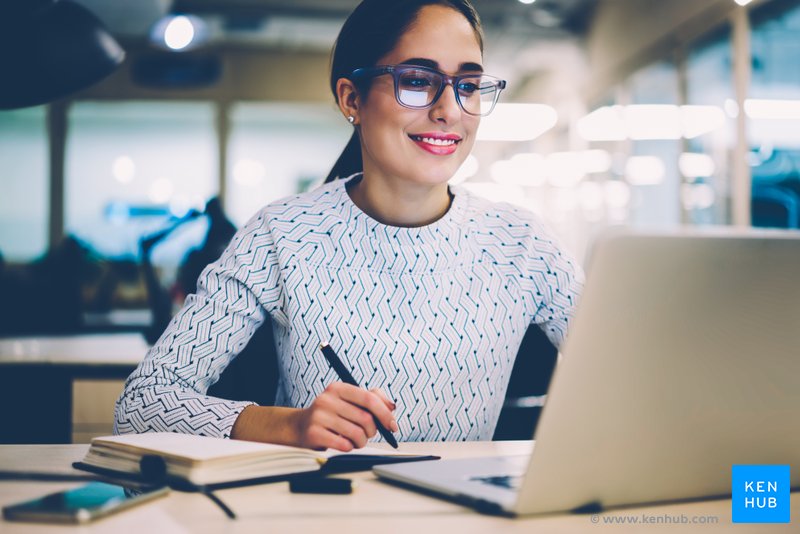 Étudiant étudie avec un ordinateur