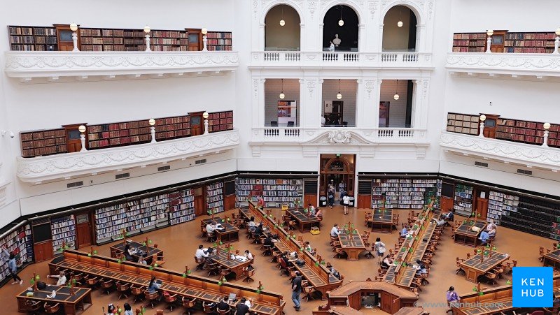 Selbststudium in der Bibliothek.